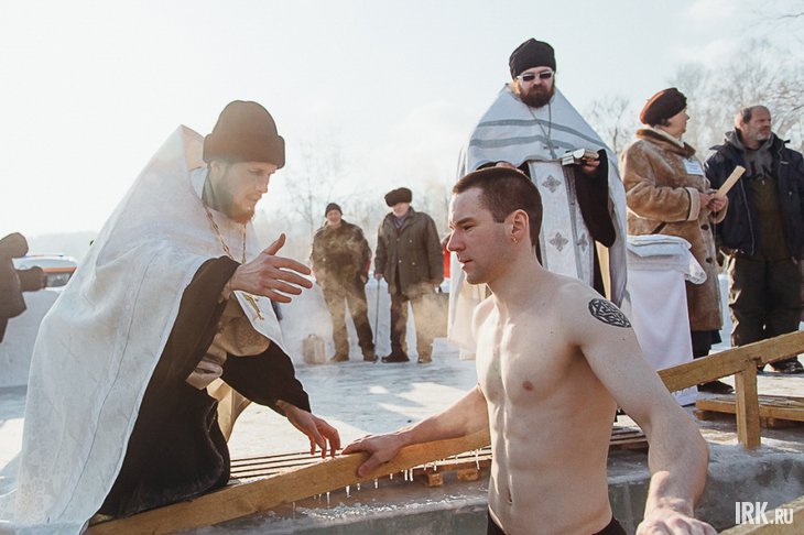 Мужчина в проруби. Фото Артема Моисеева, IRK.ru