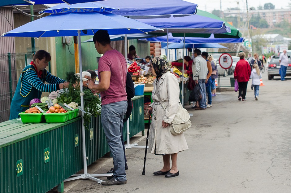 Для продавцов на территории сельхозрынка установили прилавки и зонтики. Стоимость торгового места — 50 рублей в день.