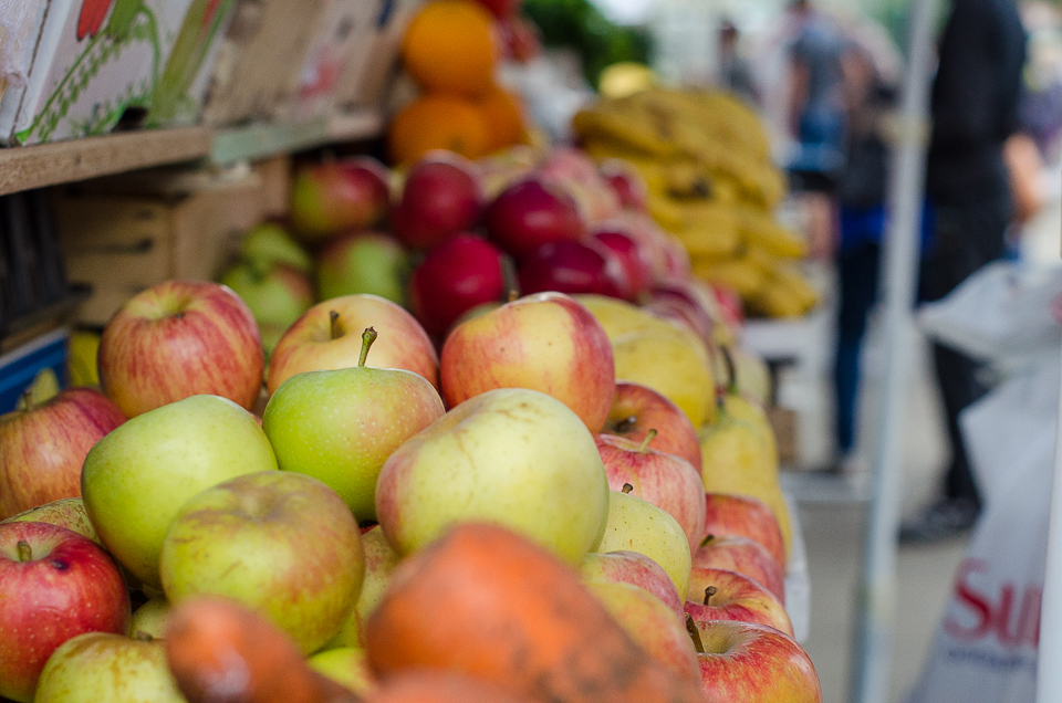 Сельхозпроизводители на урожай не жалуются, говорят, что на продажу хватает.