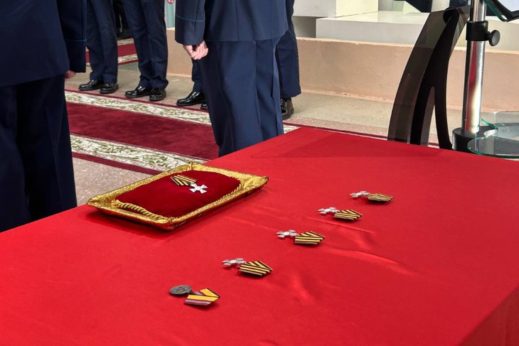 Награды бойцам. Фото из телеграм-канала мэра АГО Сергея Петрова