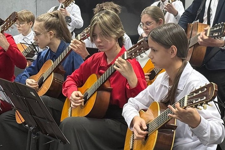 Дети, играющие на гитарах. Фото пресс-службы администрации Иркутска