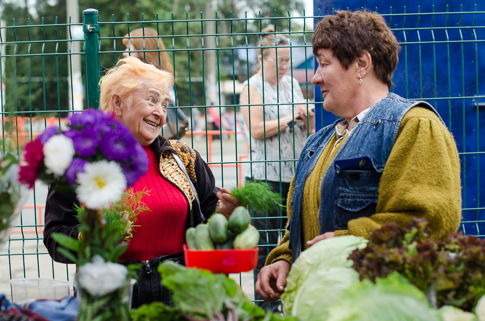 Дачники новую торговую площадку уже оценили. Раньше, когда рынок был стихийным, ютились на тротуаре.