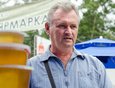 Василий Ющак привез на ярмарку цветочный мед и продукты пчеловодства — прополис, воск, пыльцу и пчелиные соты.