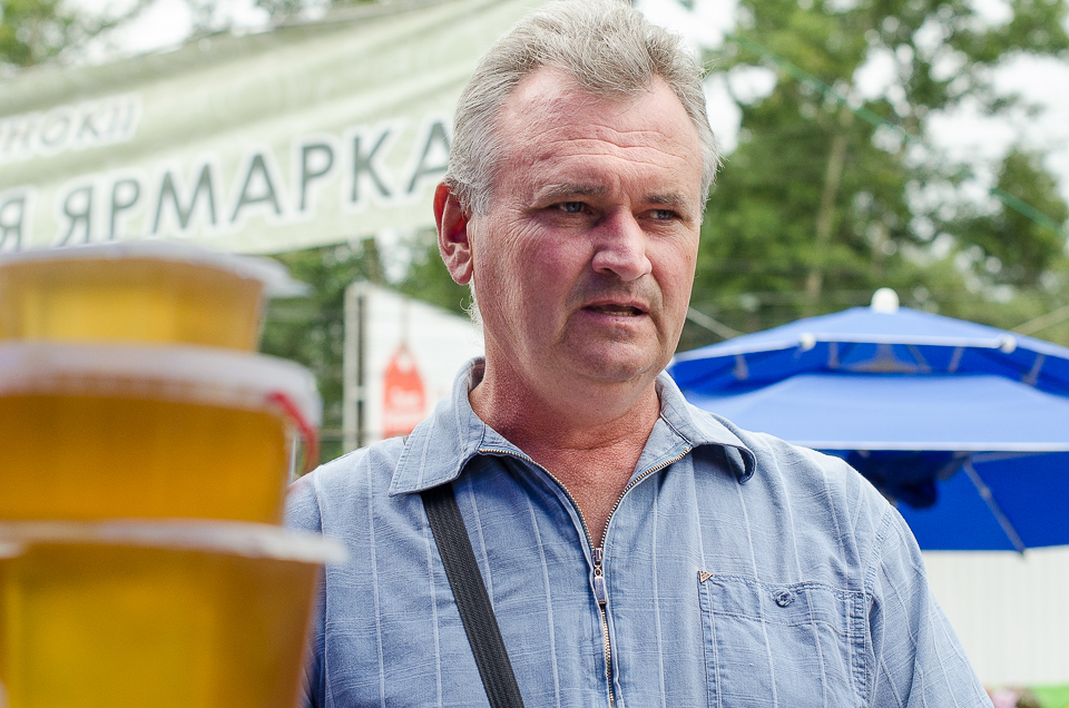 Василий Ющак привез на ярмарку цветочный мед и продукты пчеловодства — прополис, воск, пыльцу и пчелиные соты.