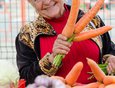 «У меня морковь хорошо покупают, потому что такой моркови ни у кого нет», — показывает урожай Мария Шурыгина.