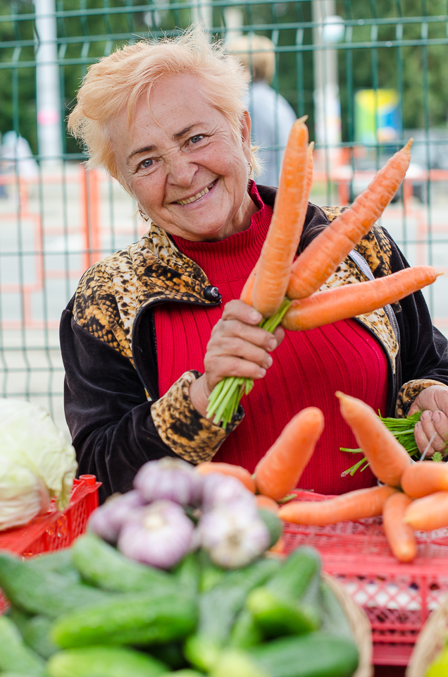 «У меня морковь хорошо покупают, потому что такой моркови ни у кого нет», — показывает урожай Мария Шурыгина.