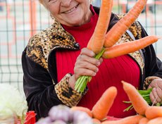 «У меня морковь хорошо покупают, потому что такой моркови ни у кого нет», — показывает урожай Мария Шурыгина.