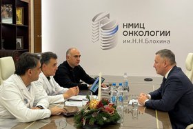 Игорь Кобзев, Иван Стилиди, а также замдиректора НМИЦ онкологии им. Н.Н. Блохина Тигран Геворкян и завотделением онкоурологии Всеволод Матвеев. Фото пресс-службы правительства Иркутской области