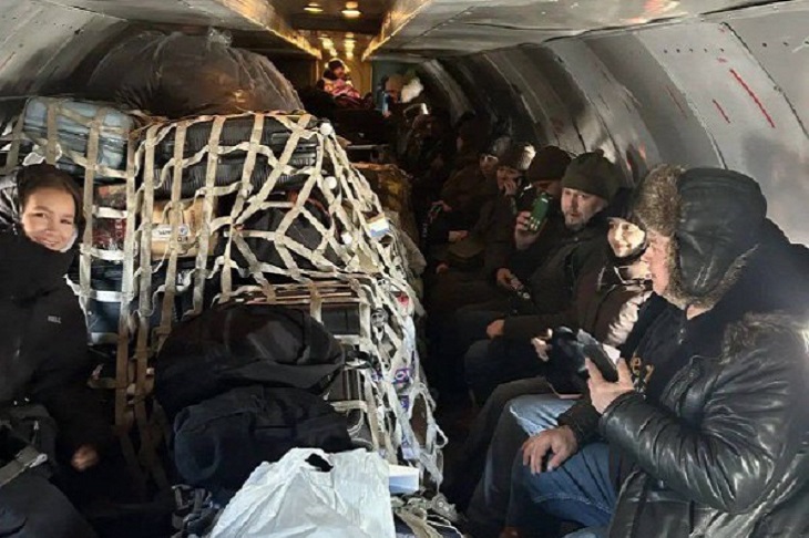 Пассажиры в грузовом самолете. Фото пресс-службы Восточно-Сибирской транспортной прокуратуры