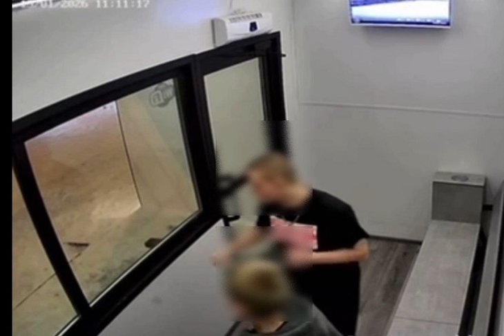 Подростки, повредившие теплую остановку. Фото из телеграм-канала «МВД Братск»