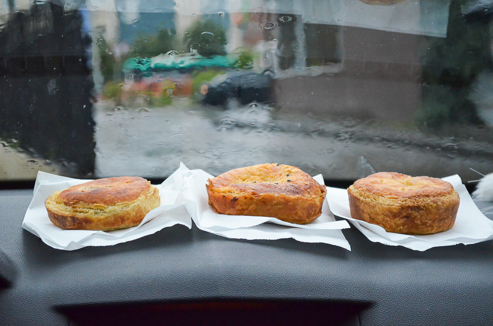 Новозеландские пироги ели уже в машине.