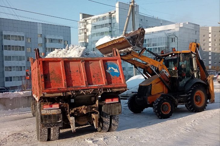 Уборка снега. Фото из телеграм-канала Руслана Болотова