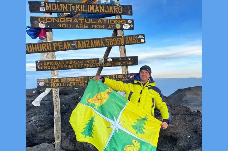 Альпинист на вершине Килиманджаро. Фото из телеграм-канала Николая Хрычова