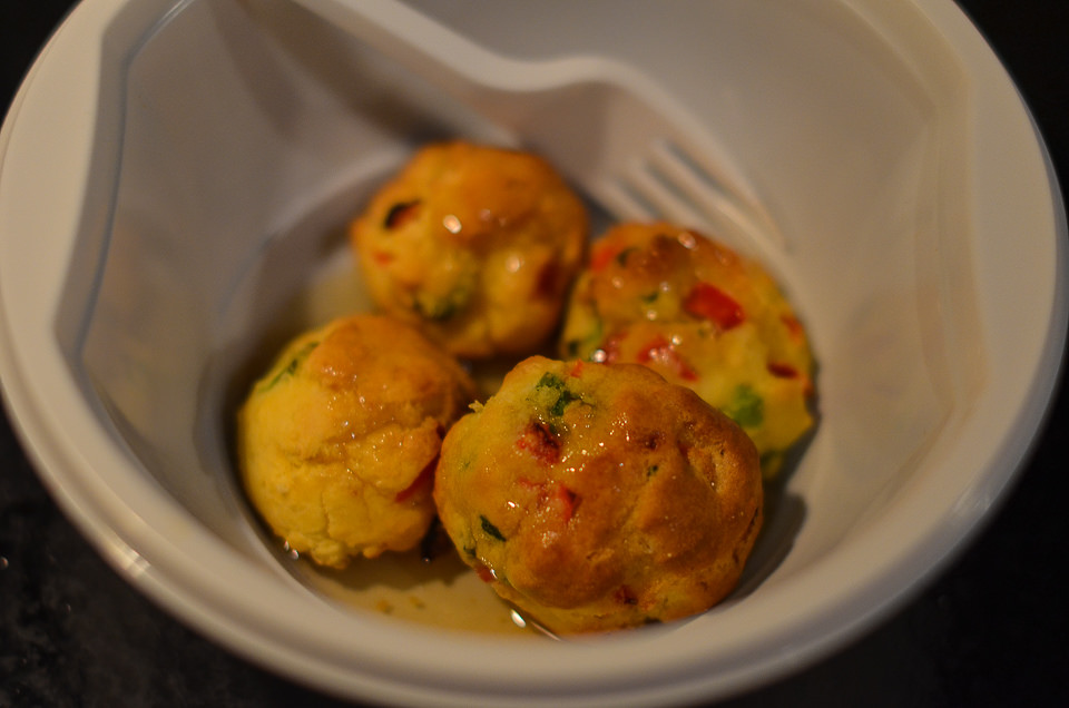 В «Кухне в стиле блюз» луизианского острого салата из арбуза уже не осталось. Зато мы еще застали последние порции новоорлеанских hush puppies (хрустящие жареные шарики из кукурузной муки) и крылышек.