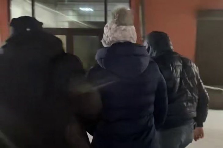 Задержание подозреваемой в убийстве. Скриншот видео СУ СКР по Иркутской области