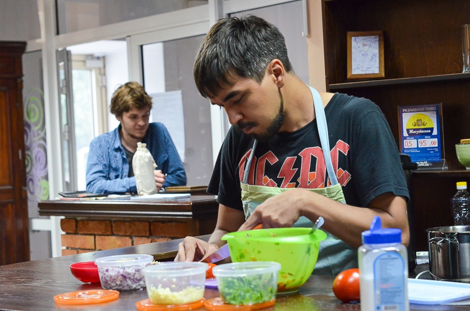 Заметили в этот раз неаккуратность поваров: готовили без перчаток, роняли упаковки от еды.