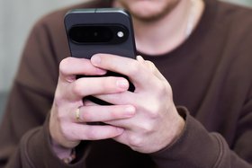 Человек с телефоном. Фото Маргариты Романовой, IRK.ru