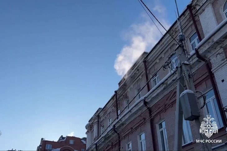 Здание, где произошел пожар. Скриншот видео ГУ МЧС по региону