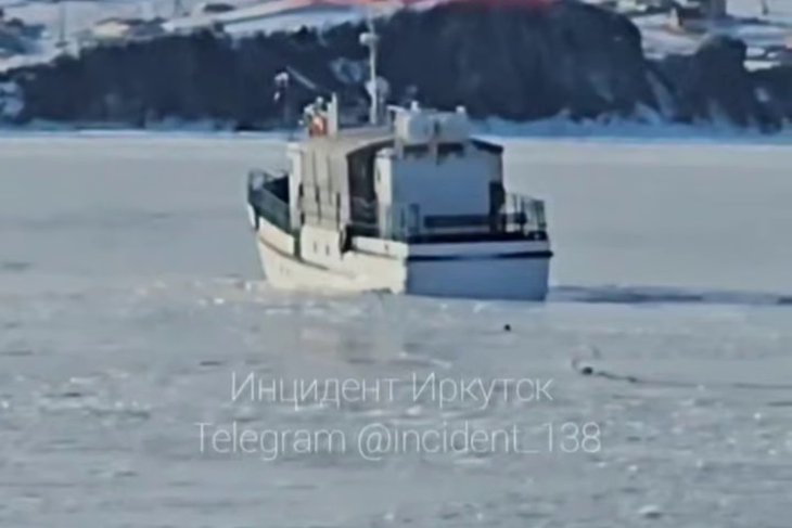 Теплоход. Скриншот видео очевидца из телеграм-канала «Инцидент Иркутск»