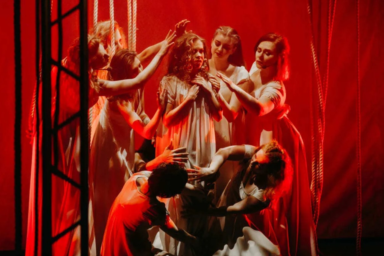 Сцена из спектакля «Юнона и Авось». Фото с сайта юнона-авось.рф Сцена из спектакля «Юнона и Авось». Фото с сайта юнона-авось.рф