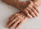Руки пожилой женщины. Изображение сгенерировано GigaChat