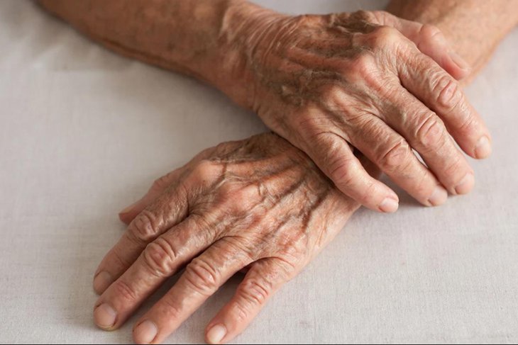 Руки пожилой женщины. Изображение сгенерировано GigaChat
