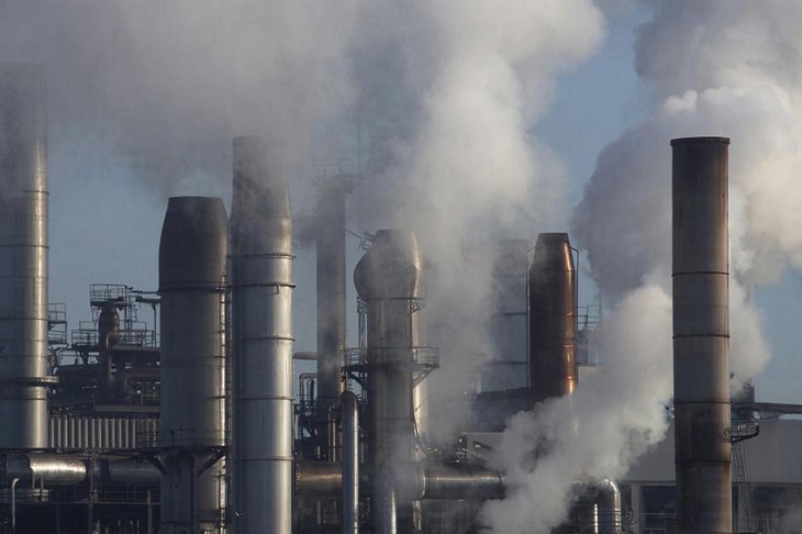 Дымящие трубы. Изображение сгенерировано с помощью нейросети GigaChat