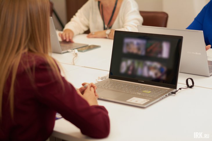 Девушка с ноутбуком. Фото из архива IRK.ru