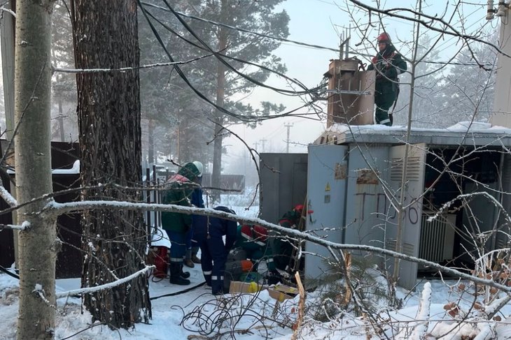 Ремонт на подстанции. Фото из телеграм-канала мэра Иркутского округа Леонида Фролова