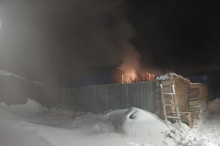 Пожар. Фото из телеграм-канала администрации Чунского МО