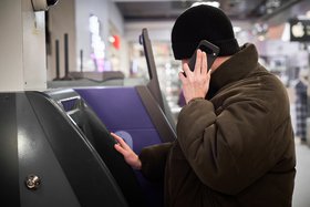Телефонный мошенник. Фото Маргариты Романовой, IRK.ru