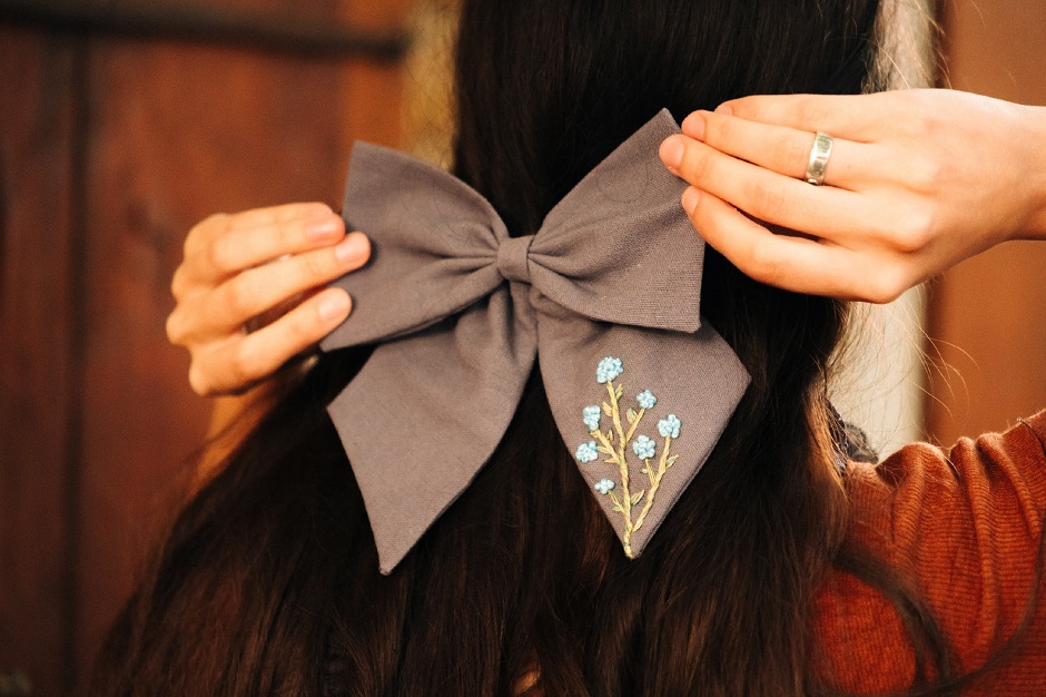 Бант с вышивкой