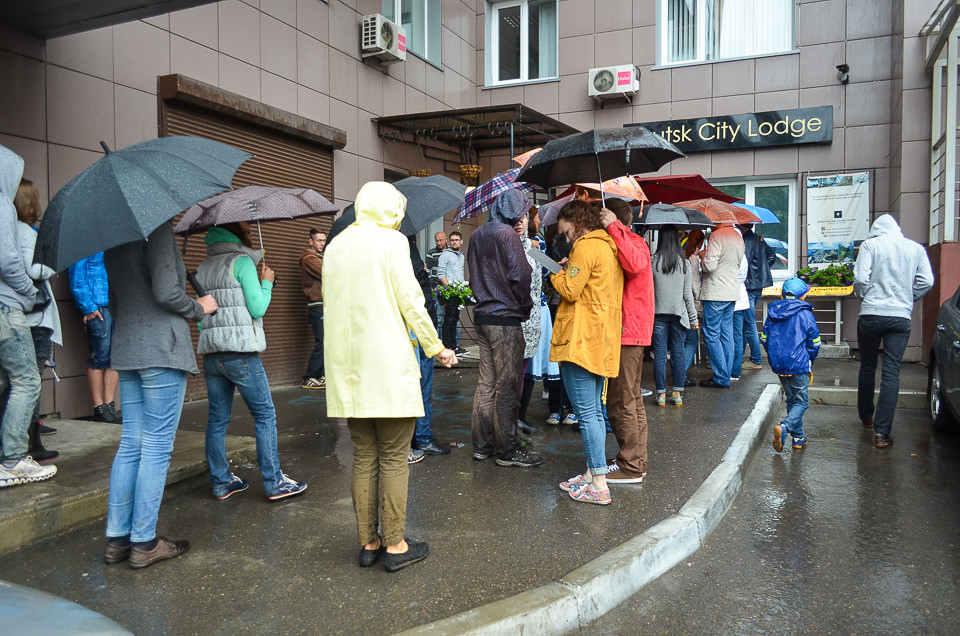 Очередь к «Новозеландским пирогам». Неудивительно, что ребята скоро открывают свое кафе.