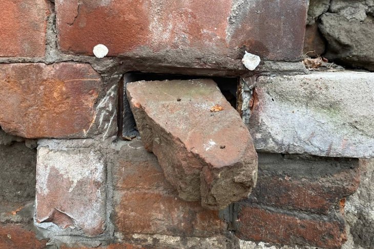 Поврежденная миниатюра. Фото пресс-службы администрации Иркутска