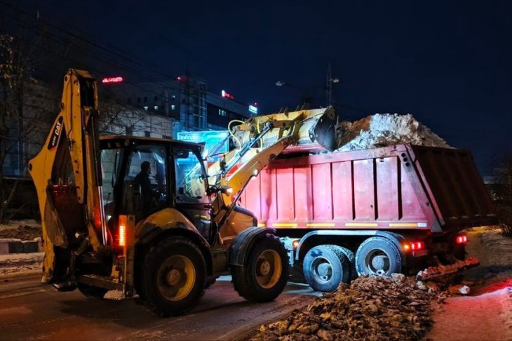 Снегоуборочные работы. Фото пресс-службы администрации Иркутска