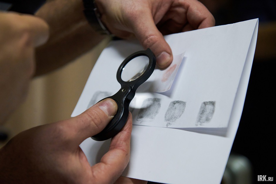 Криминалист сравнивает отпечатки
