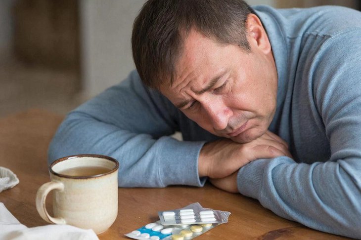 Болеющий мужчина. Изображение сгенерировано с помощью нейросети GigaChat