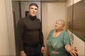 Офицер с потерпевшей. Скриншот из видео пресс-службы ГУ МВД России по Иркутской области