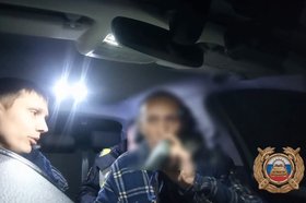 Злостный нарушитель в служебном автомобиле. Скриншот видео Госавтоинспекции Иркутской области