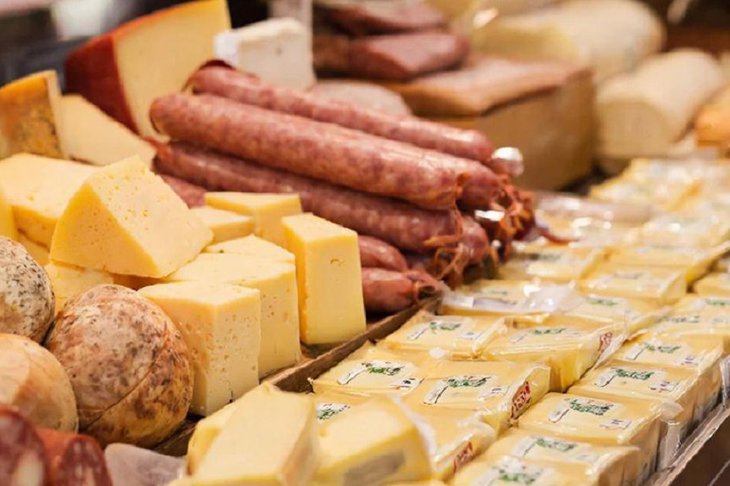 Прилавок с продуктами в магазине. Изображение сгенерировано с помощью нейросети GigaChat