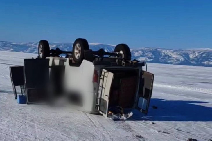 ДТП с «буханкой» на Байкале. Фото пресс-службы СУ СКР по Иркутской области