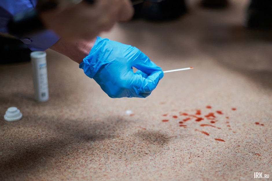 На полу капли багровой жидкости