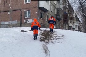 Специалисты засыпают стихийную горку. Скриншот видео пресс-службы Госавтоинспекции Иркутской области