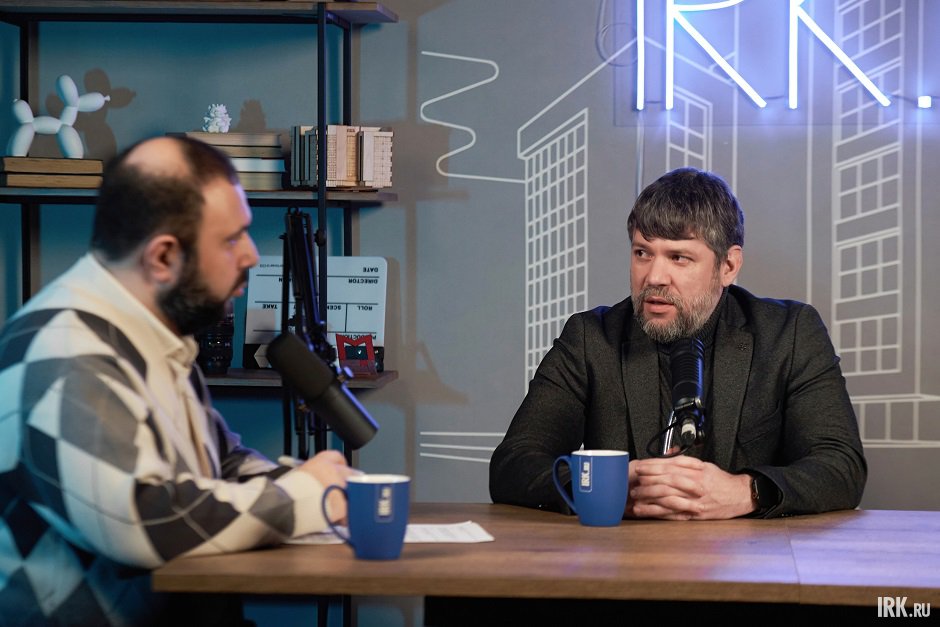 Ведущий Ашот Оганесян и гость студии Петр Елизаров