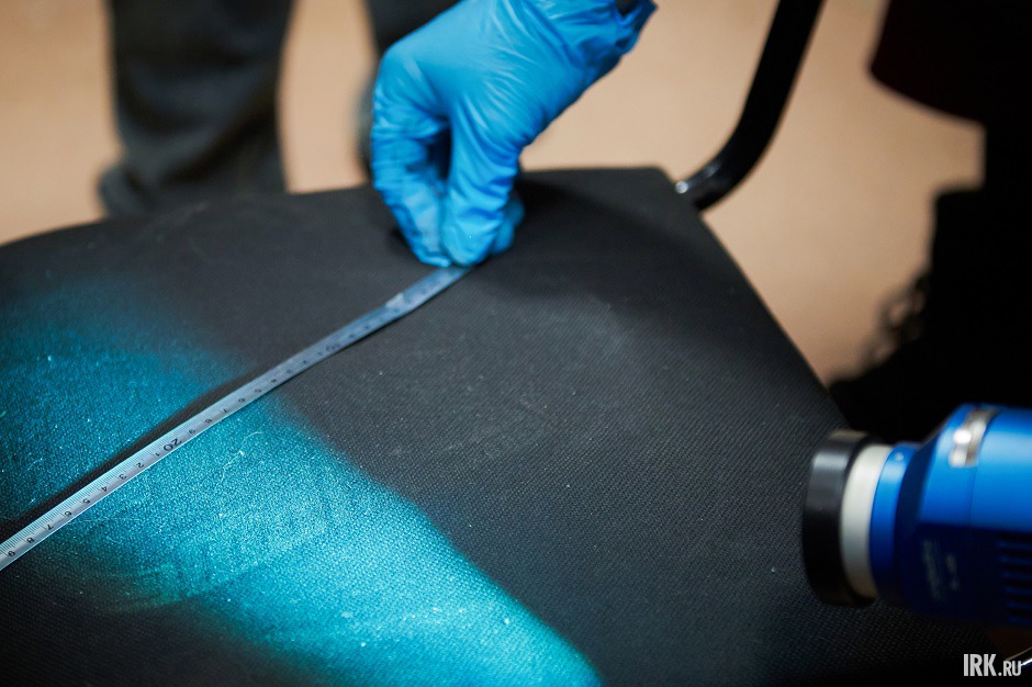 След обуви на стуле