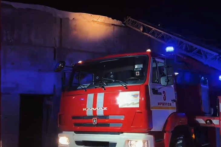 Пожарная машина. Скриншот видео пресс-службы ГУ МЧС России по Иркутской области