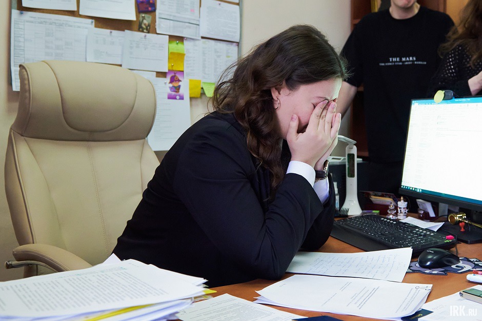 В кабинете  встречаем рыдающую супругу погибшего