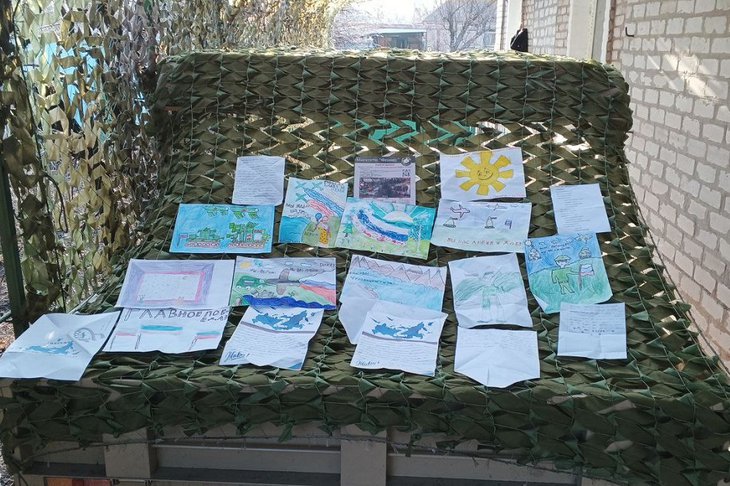 Детские рисунки для бойцов. Фото пресс-службы думы Иркутска