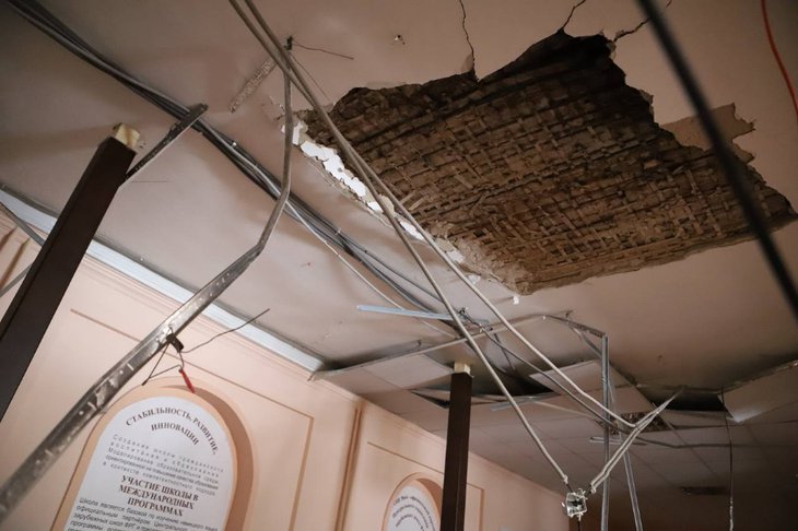 Обрушенный потолок. Фото из телеграм-канала Руслана Болотова