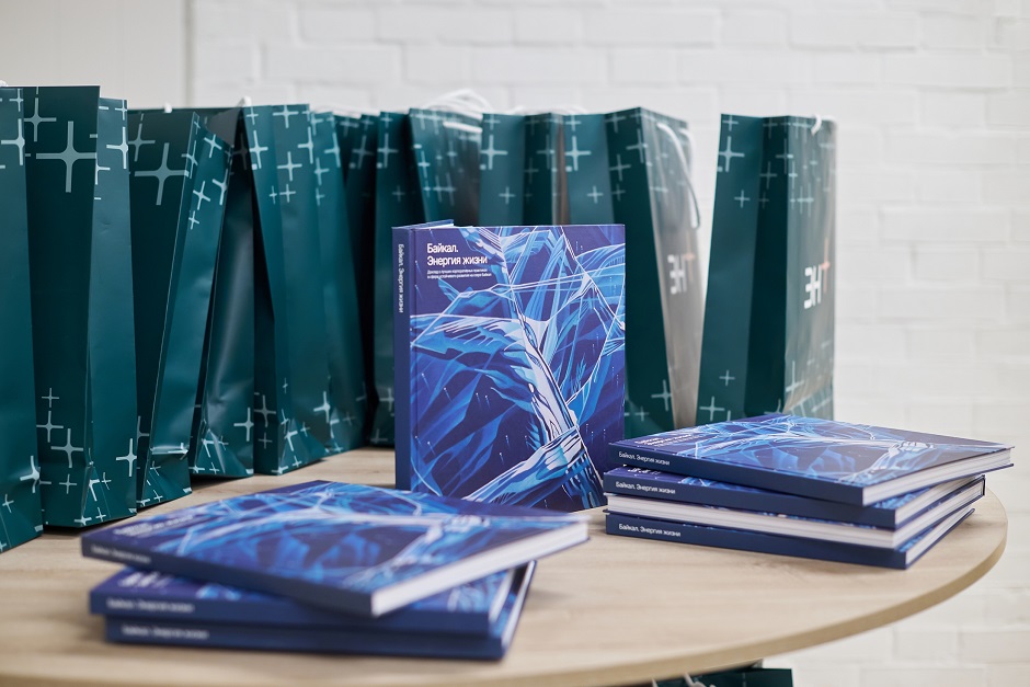 Издание оформили как подарочный альбом с авторскими фотографиями и описанием проектов
